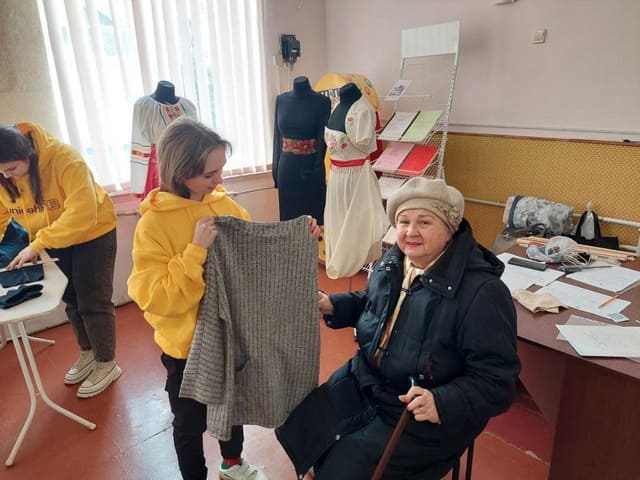 Молодь безоплатно ремонтує одяг для людей із вразливих груп Молодь безоплатно ремонтує одяг для людей із вразливих груп
