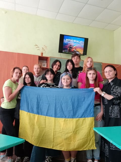 Герої рідного краю, герої не вмирають! Герої рідного краю, герої не вмирають!