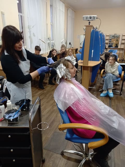 Майстер-клас з контурингу та стробінгу волосся Майстер-клас з контурингу та стробінгу волосся