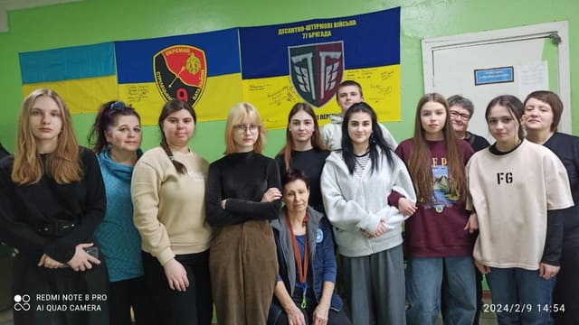 Учні долучаються до плетіння маскувальних сіток для ЗСУ Учні долучаються до плетіння маскувальних сіток для ЗСУ