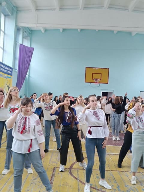 Національна руханка у вишиванках "Дякуємо ЗСУ" до Міжнародного дня вишиванки