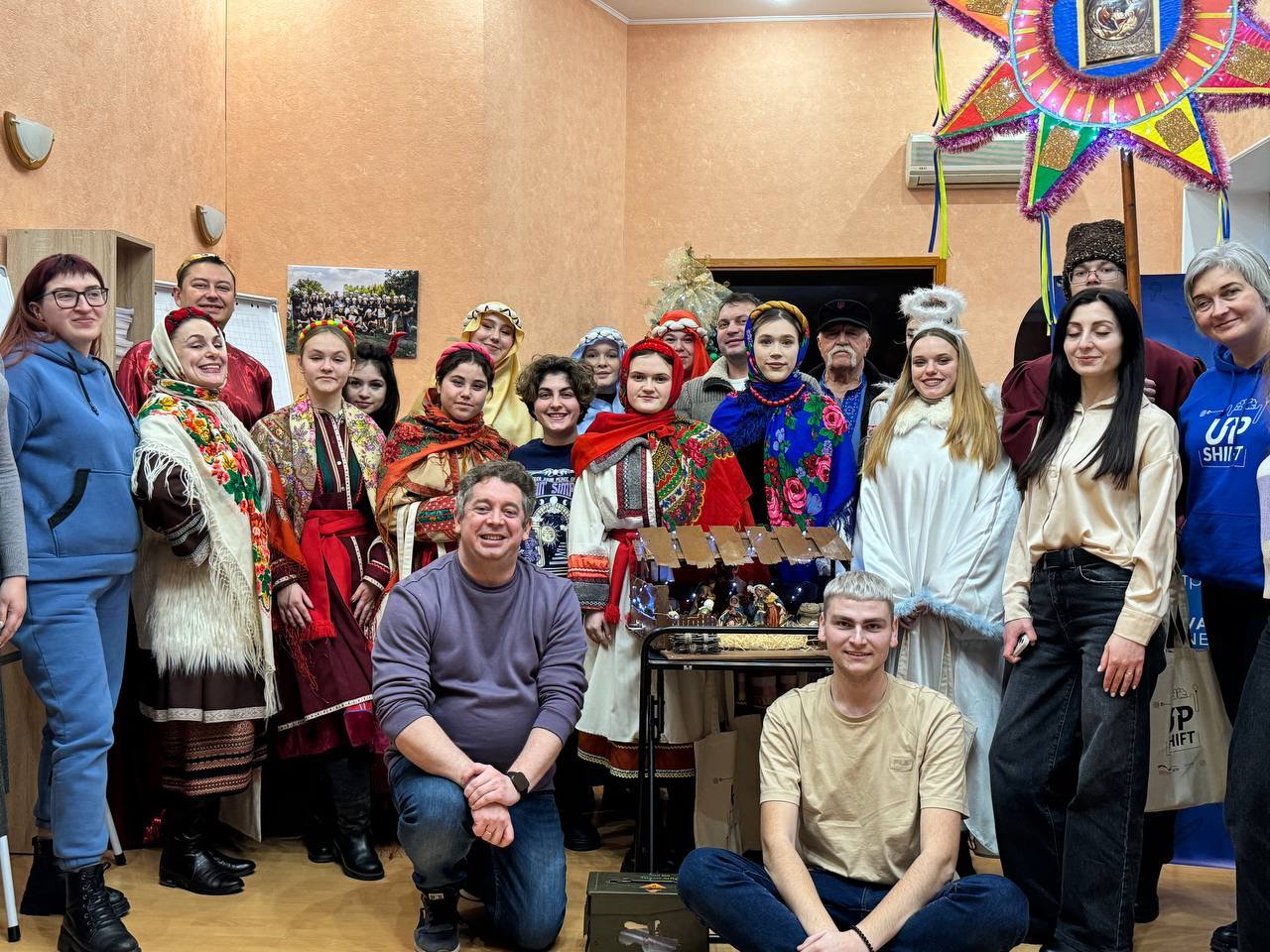 Учні та педагоги Кропивницького професійного ліцею сфери послуг вітали містян з Різдвом!