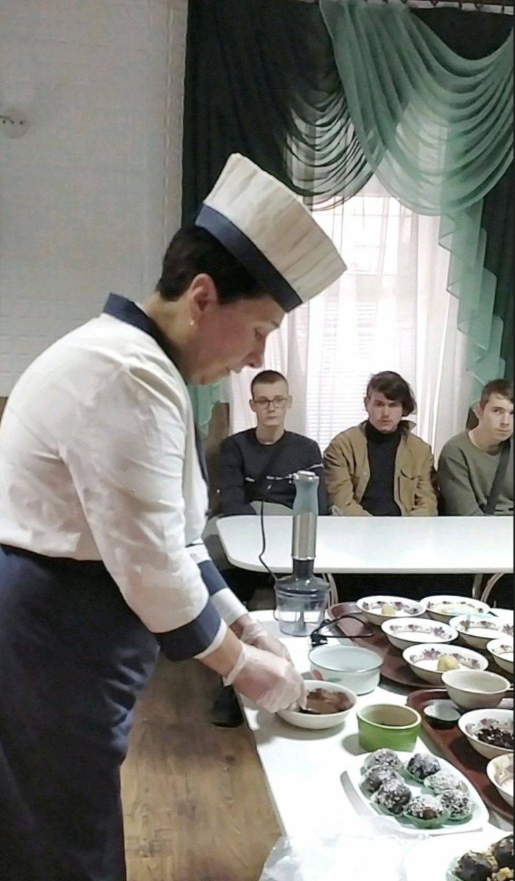 Майстер-клас "Приготування глазурованого крихтового тістечка з горіхово- вишневою начинкою" Майстер-клас "Приготування глазурованого крихтового тістечка з горіхово- вишневою начинкою"