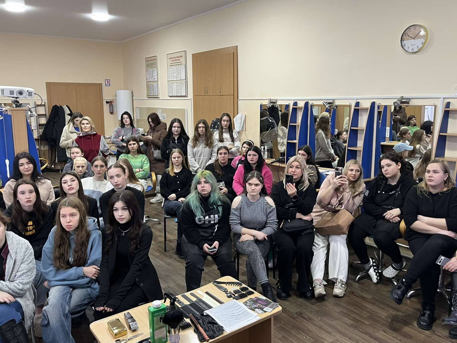 Сучасні тренди у чоловічій стилістиці: стрижки та бороди 2025 року