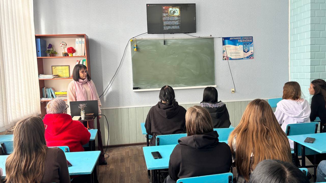 Пам’ятаємо. Дякуємо. Тримаємося! Пам’ятаємо. Дякуємо. Тримаємося!