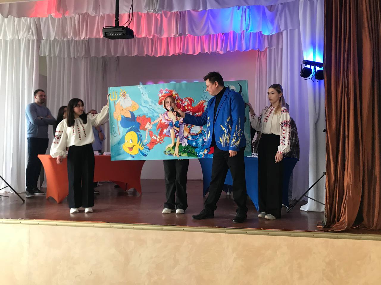 У Кропивницькому професійному ліцеї сфери послуг і торгівлі відбулася розважально-інтелектуальна програма у форматі «Хто зверху?»